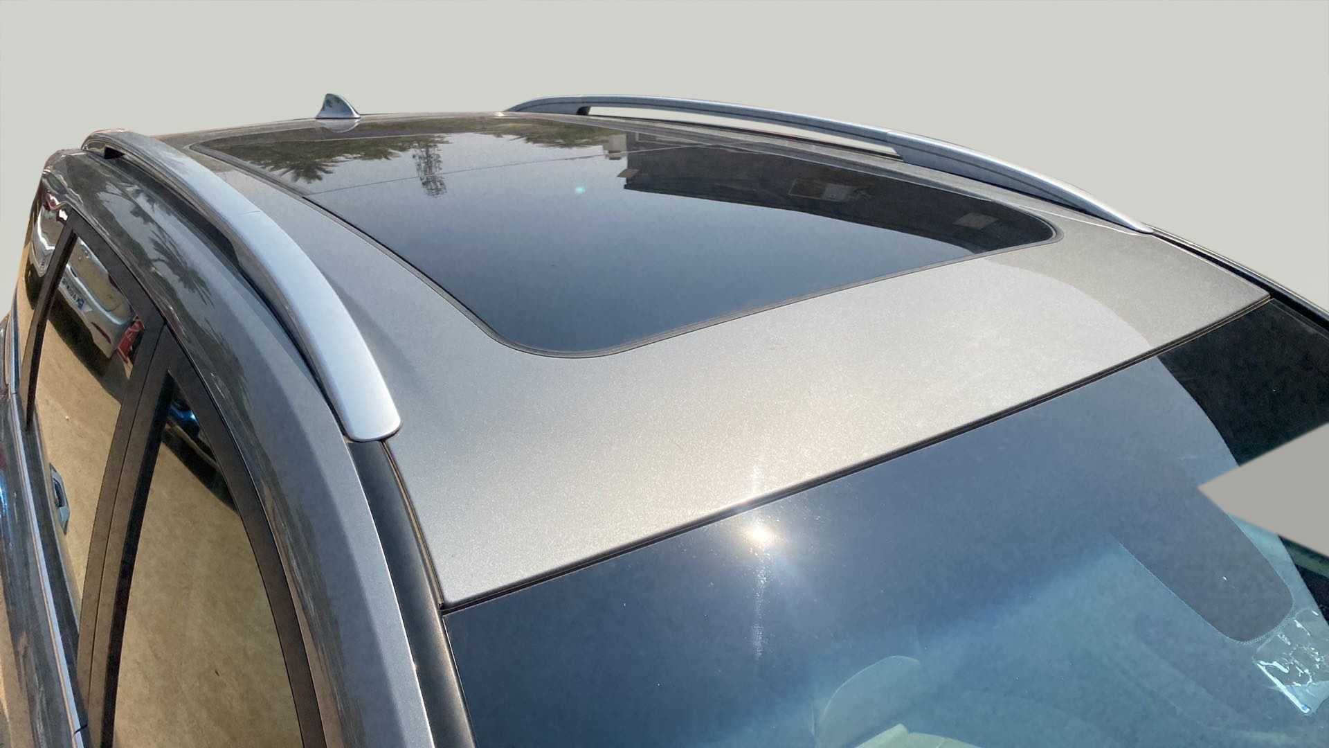 Sunroof and roof rails of a MG Hector