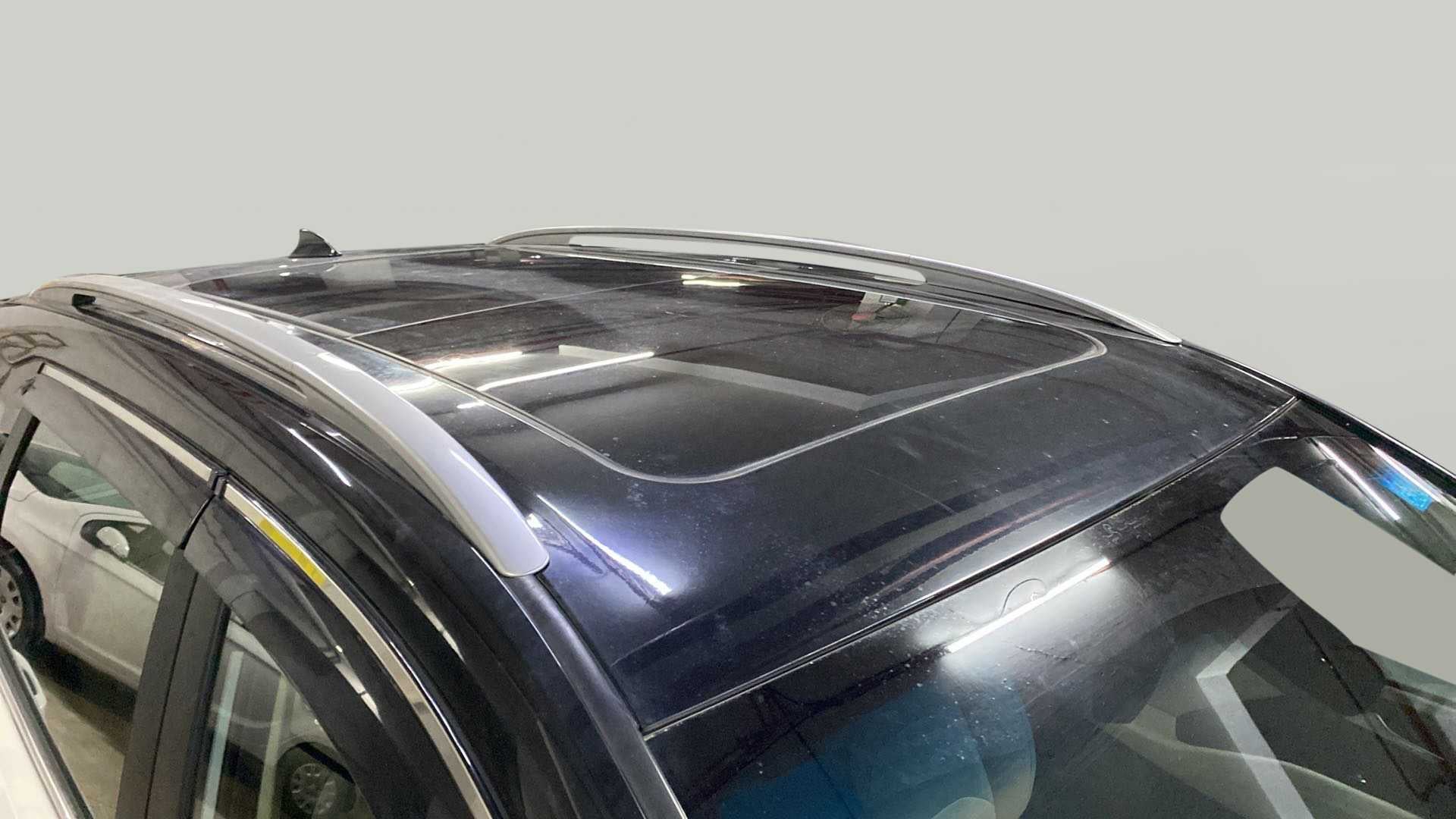 Sunroof close-up of a MG Hector