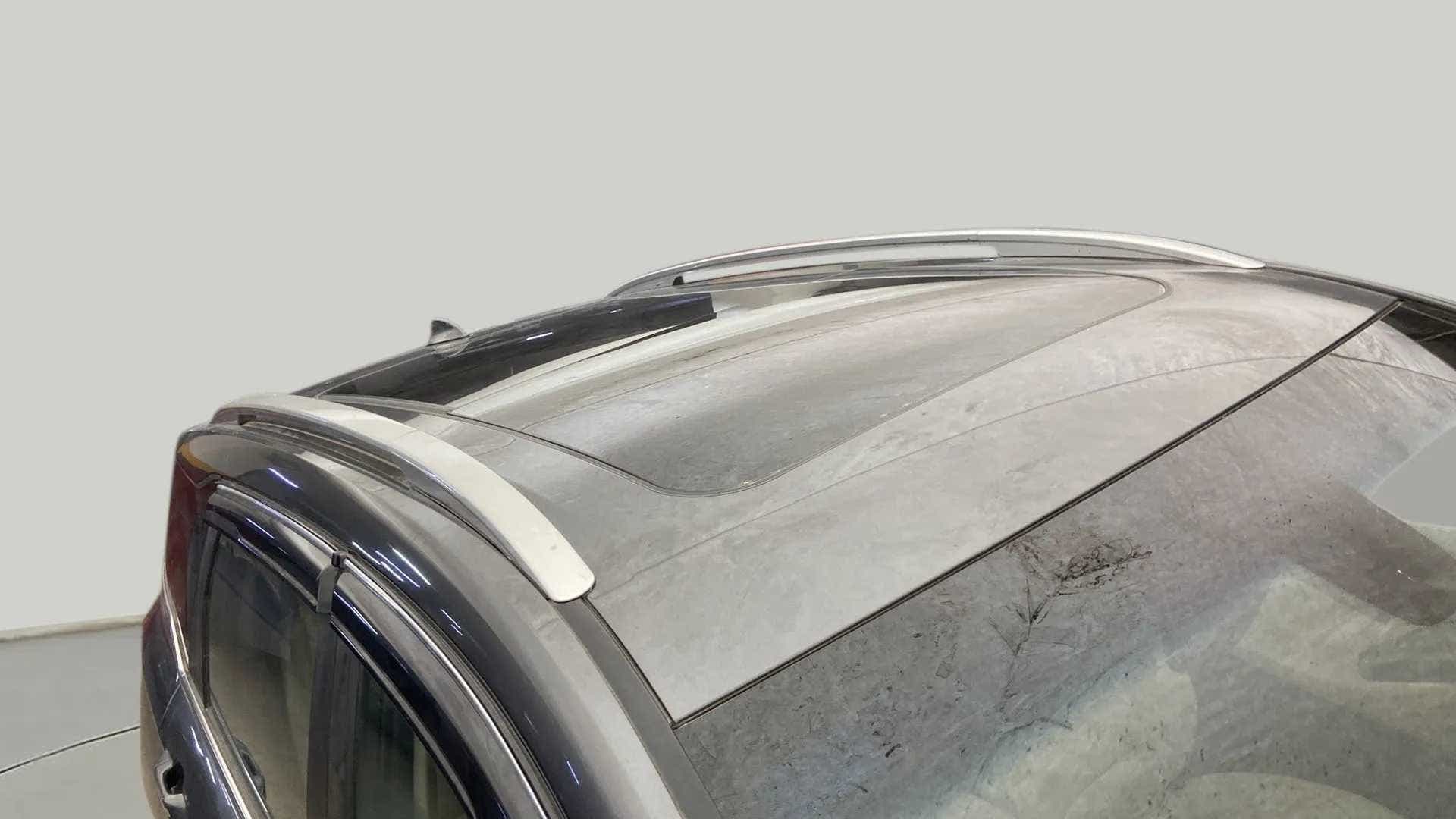 Sunroof and roof rails close-up of a MG Hector