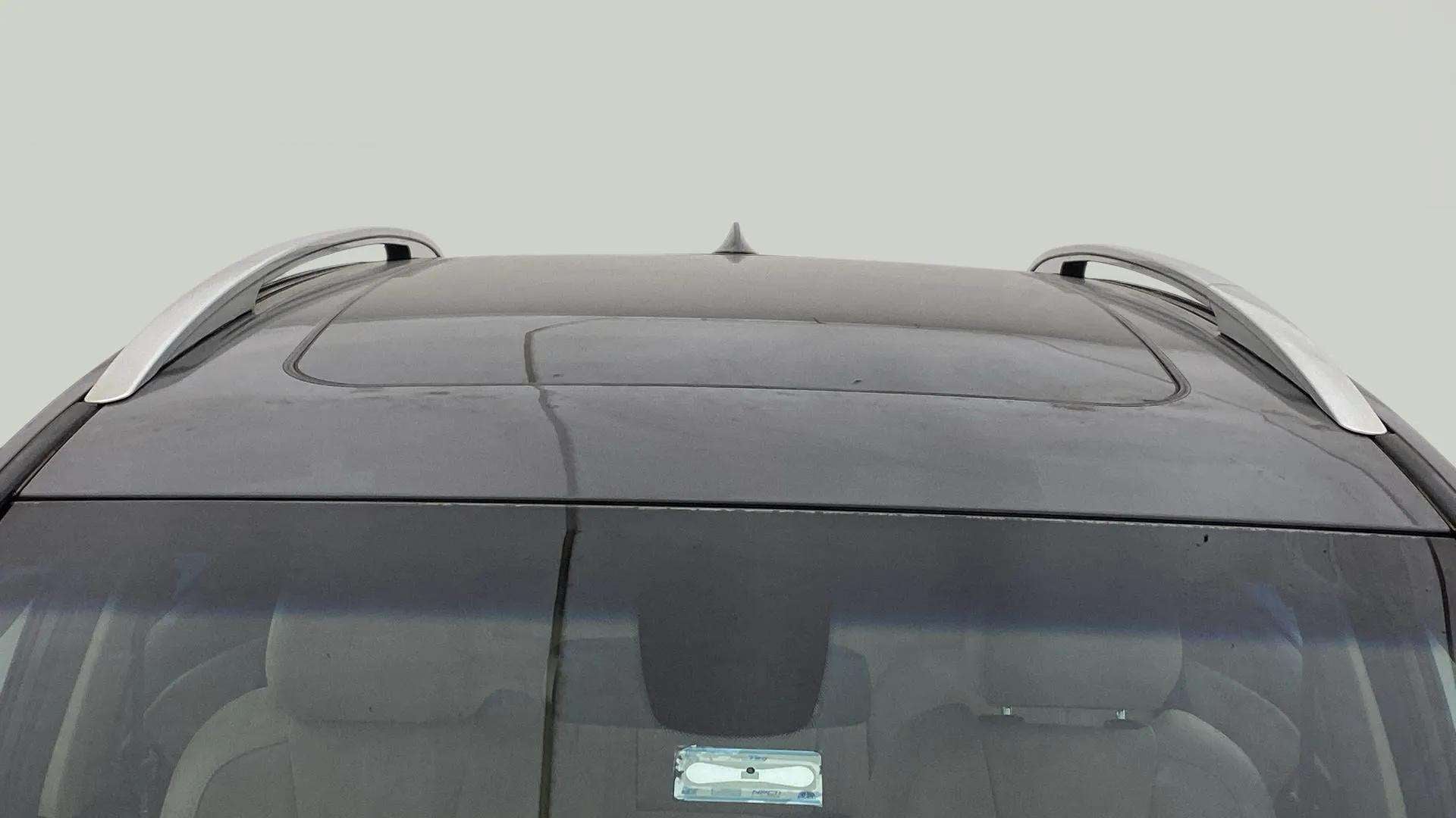 Sunroof and roof rails of a MG Hector