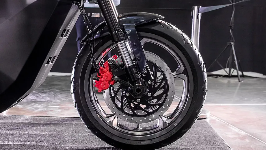 Front wheel close-up of a standard Ola Ola-Roadster