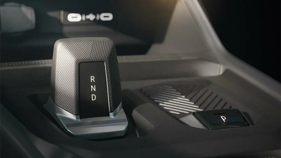 Gear selector and park button of Renault Duster