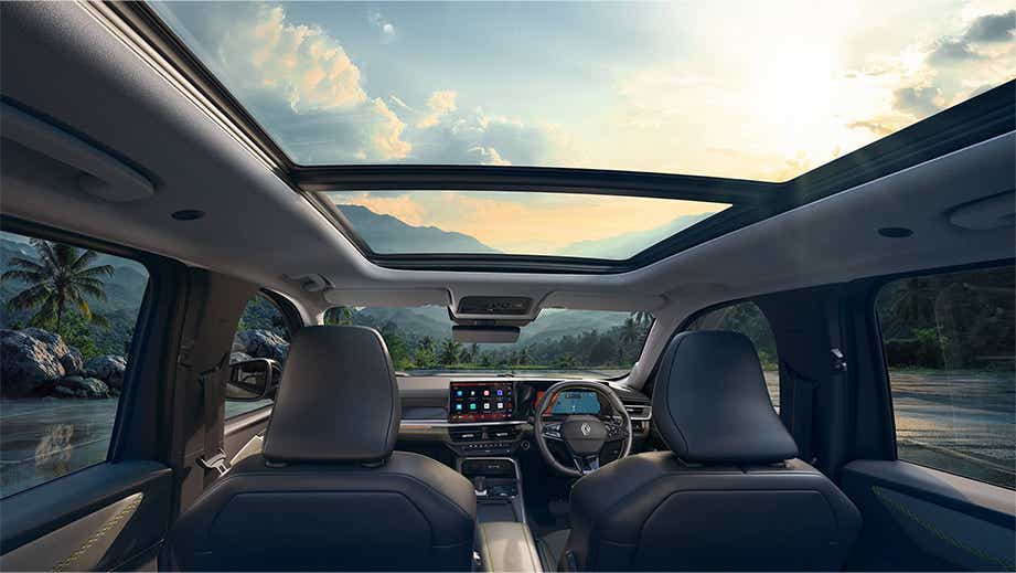 Panoramic sunroof and dashboard of Renault Duster