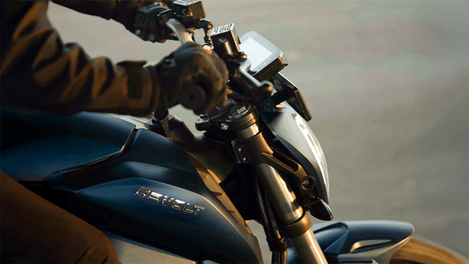 Tank and handlebar close-up of Revolt RV400 BRZ