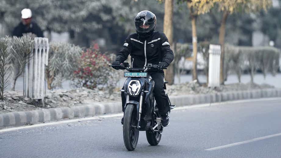 Front view of Revolt RV400 BRZ