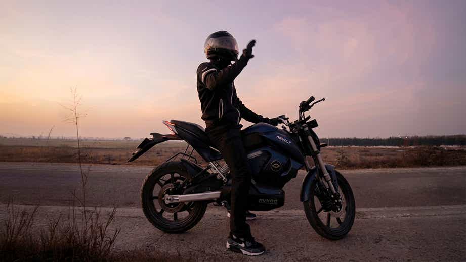 Right side view of RV400 BRZ