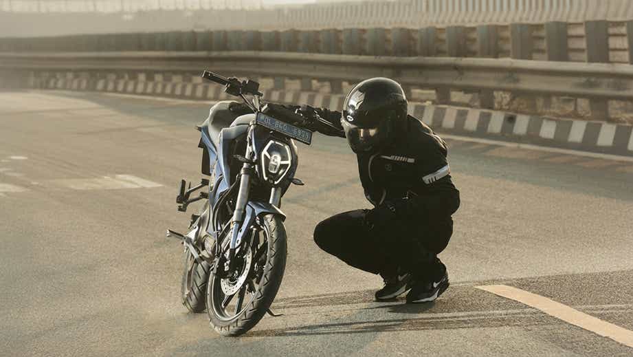 Front three-quarter of Revolt RV400 BRZ