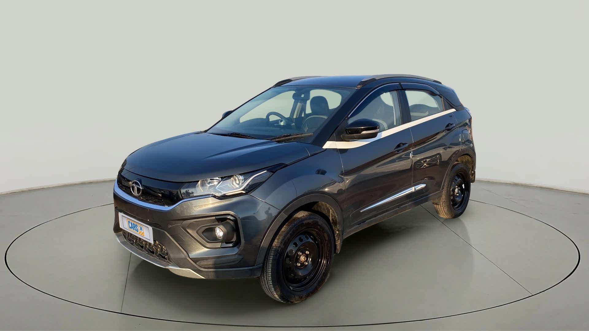 Front three-quarter view of a Tata Nexon 2017-2023