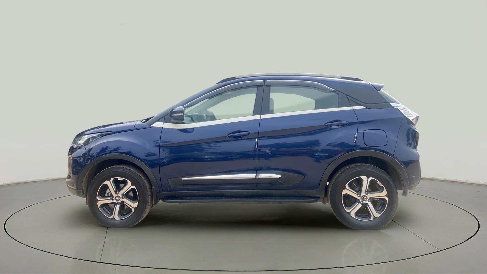 Side view of a Tata Nexon 2017-2023