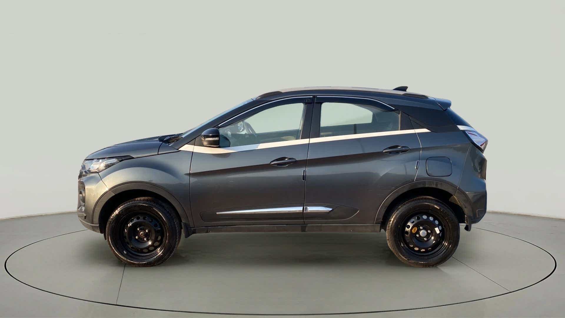 Side view of a Tata Nexon 2017-2023