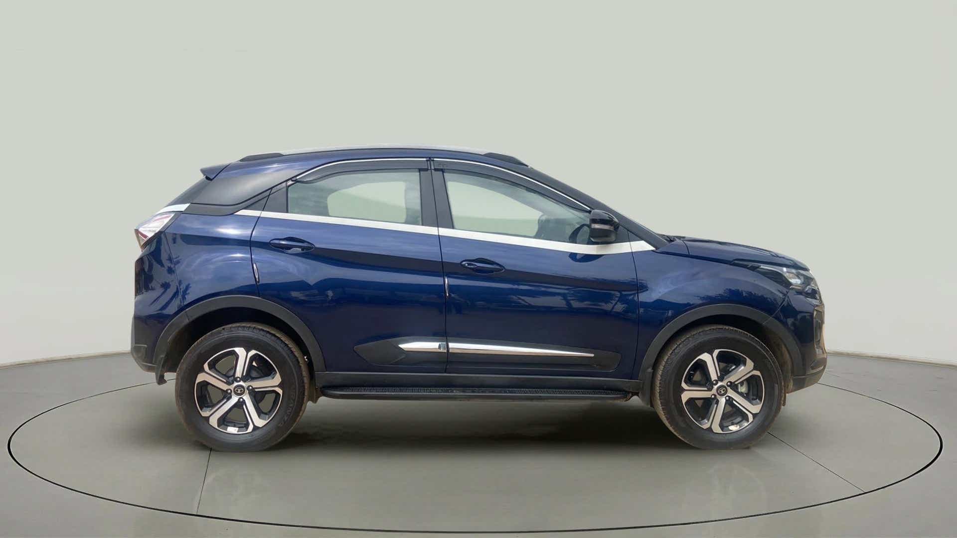 Side view of a Tata Nexon 2017-2023