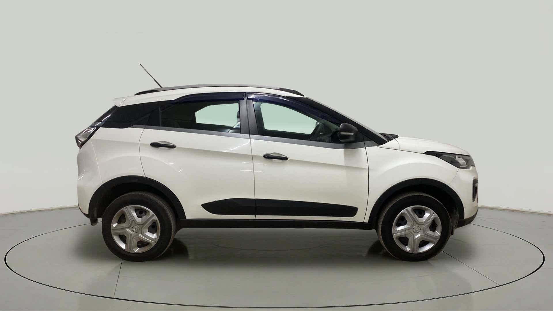 Side view of a Tata Nexon 2017-2023