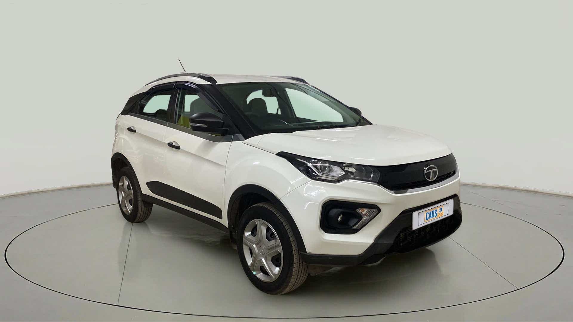 Front three-quarter view of a Calgary White Tata Nexon 2017-2023