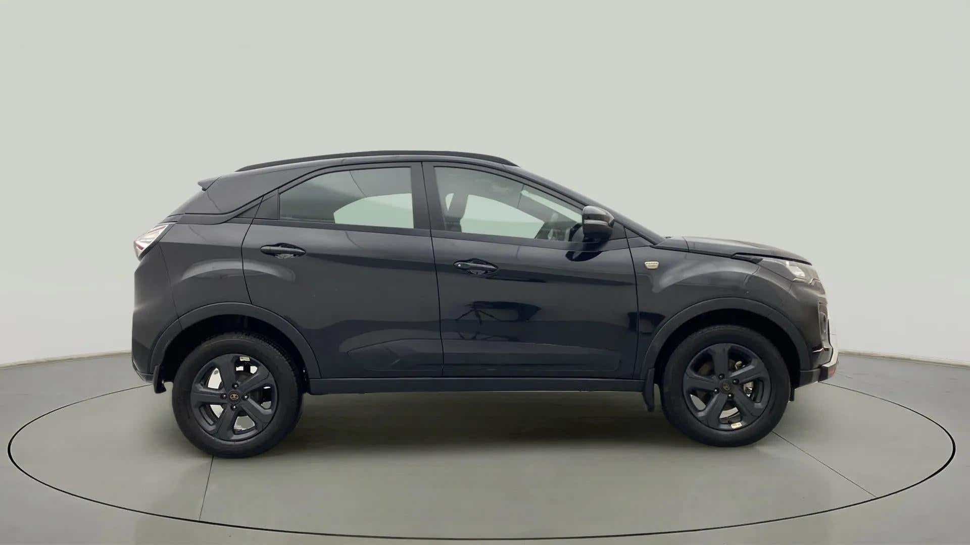 Side view of a Tata Nexon 2017-2023