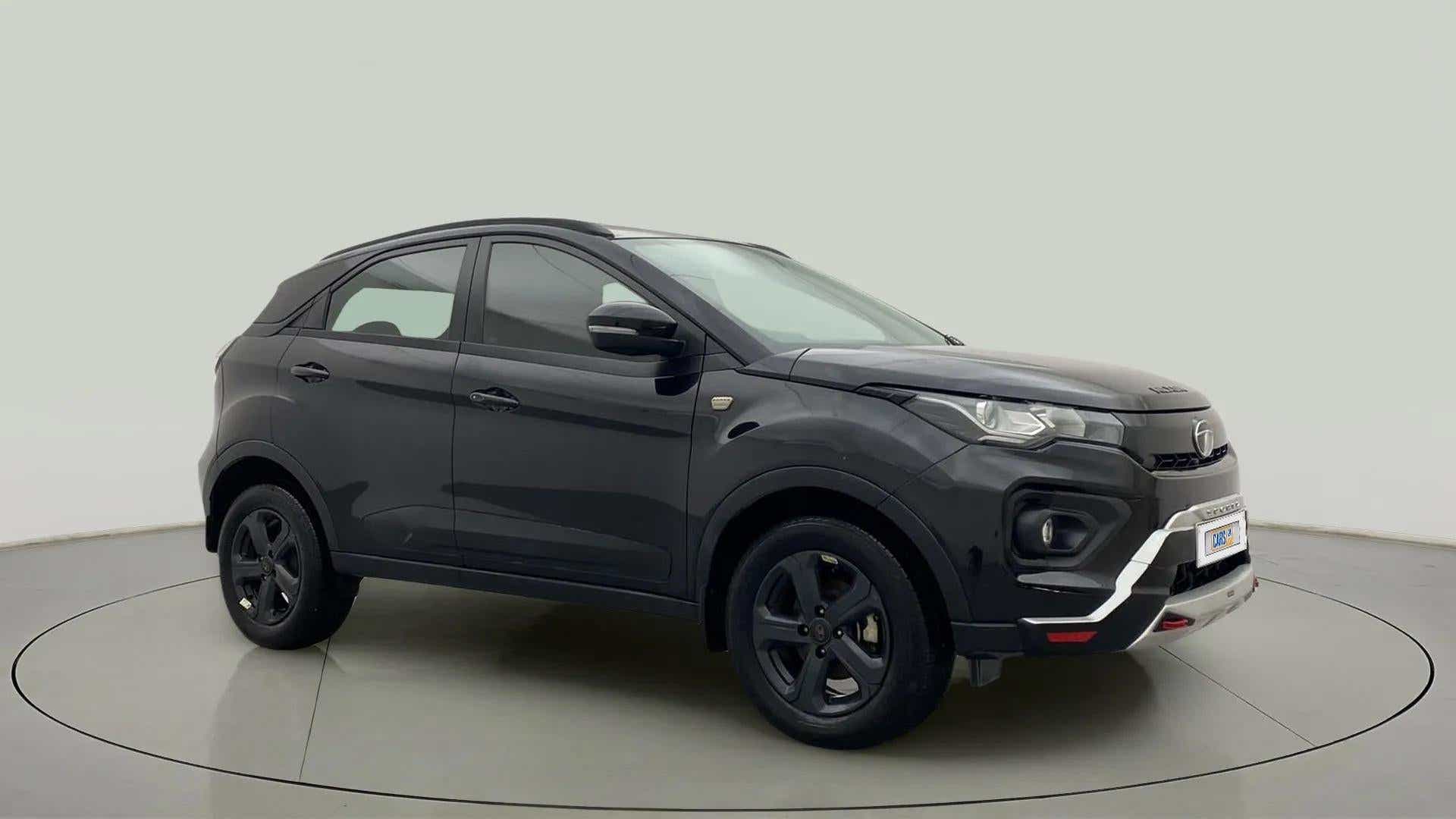 Front three-quarter of a Tata Nexon 2017-2023