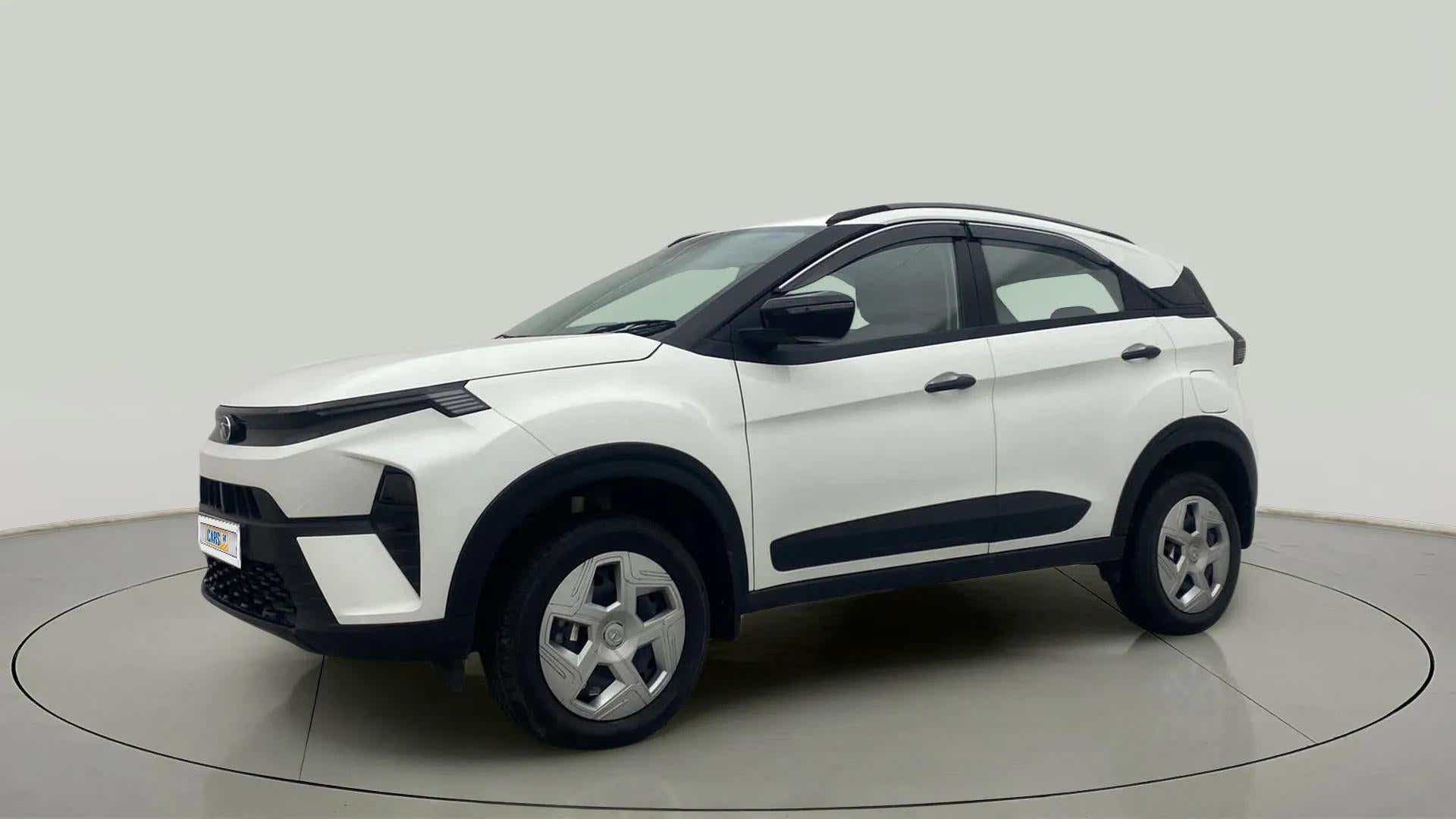 Front three-quarter view of a Tata Nexon 2017-2023