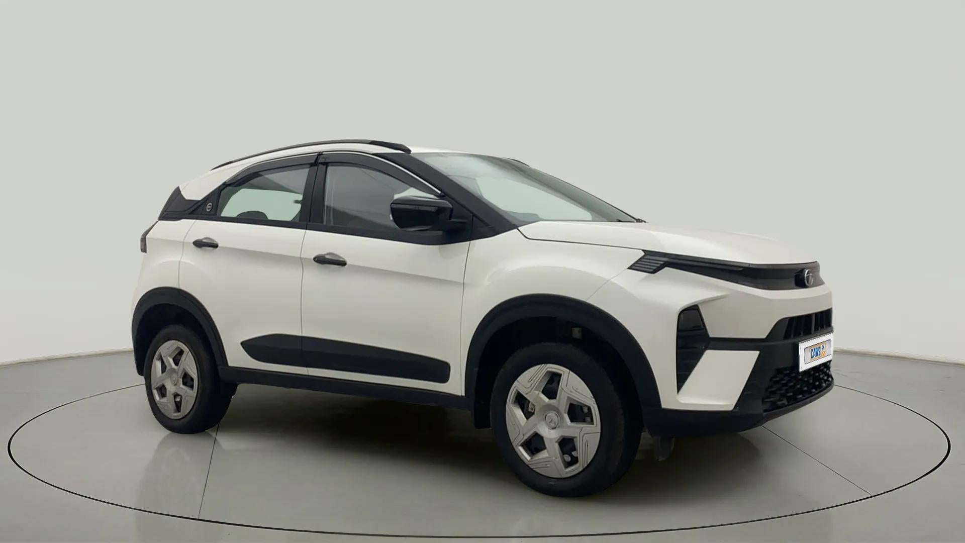 Front three-quarter view of a Calgary White Tata Nexon 2017-2023