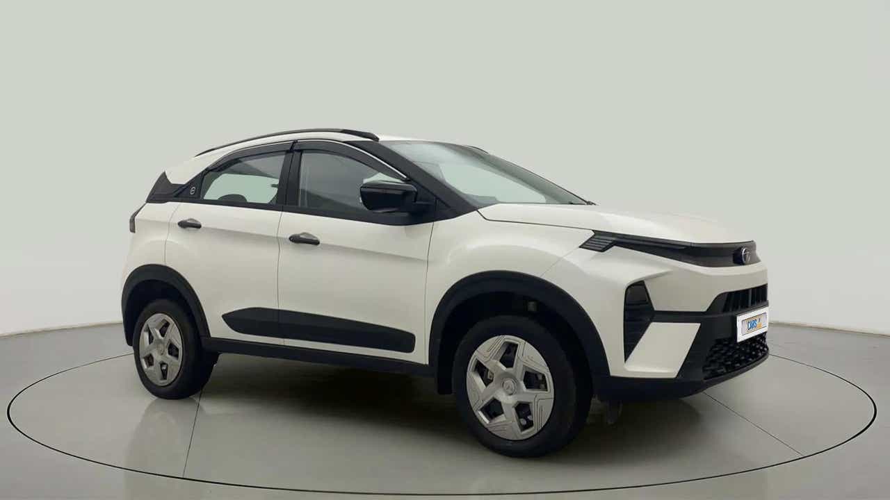 Front three-quarter view of a Calgary White Tata Nexon 2017-2023