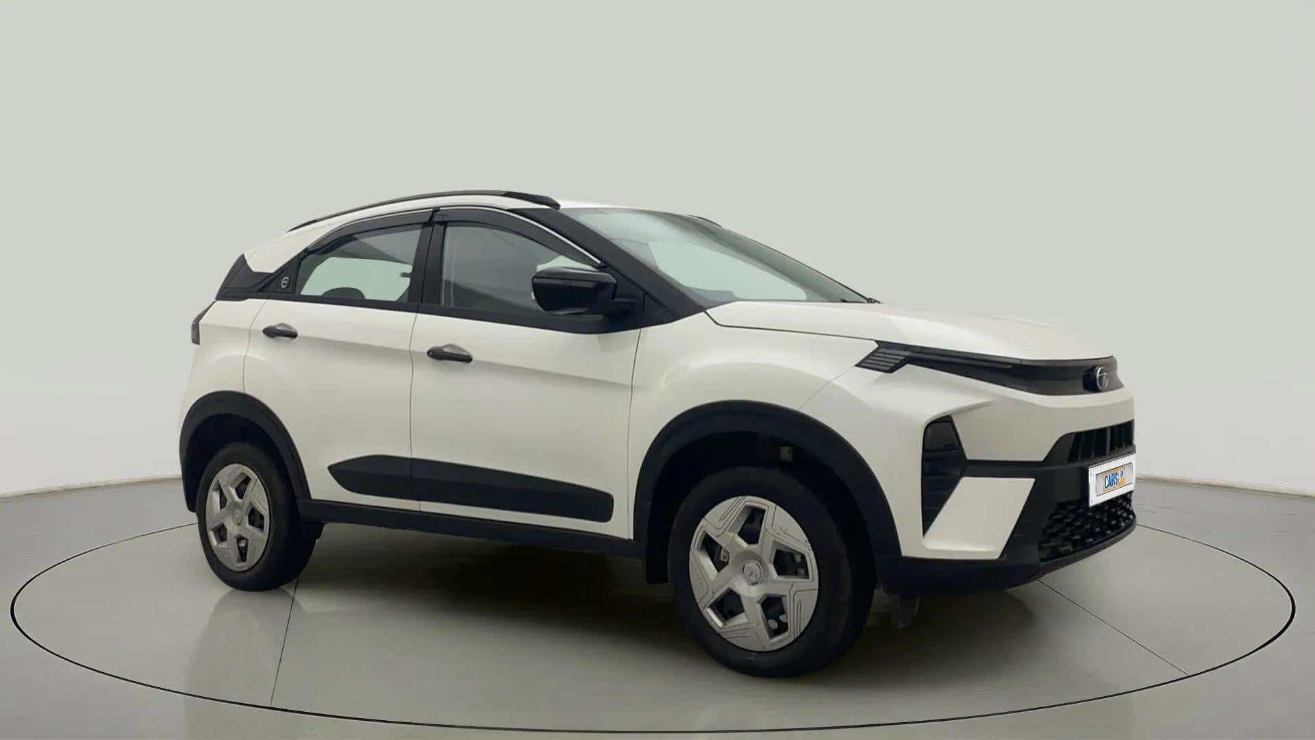 Front three-quarter view of a Calgary White Tata Nexon 2017-2023