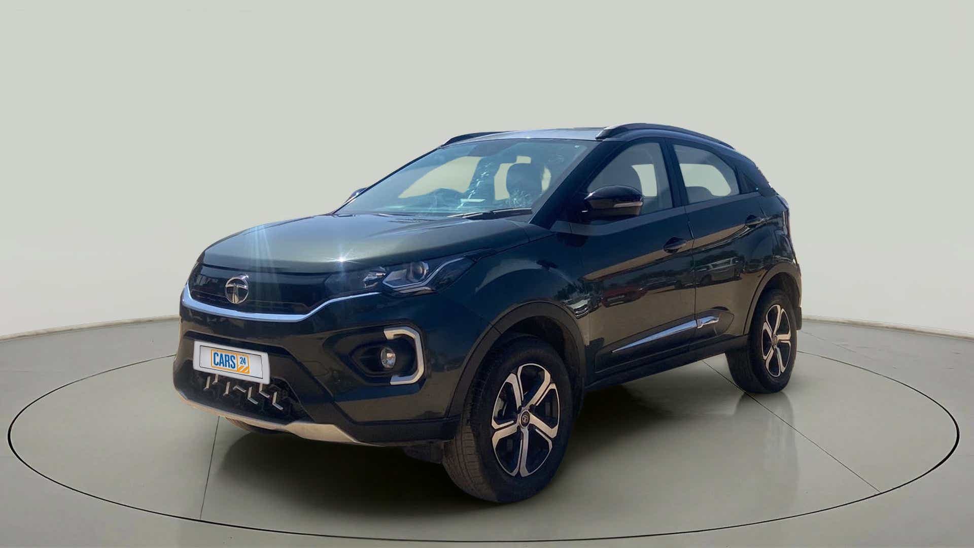 Front three-quarter view of a Tata Nexon 2017-2023.