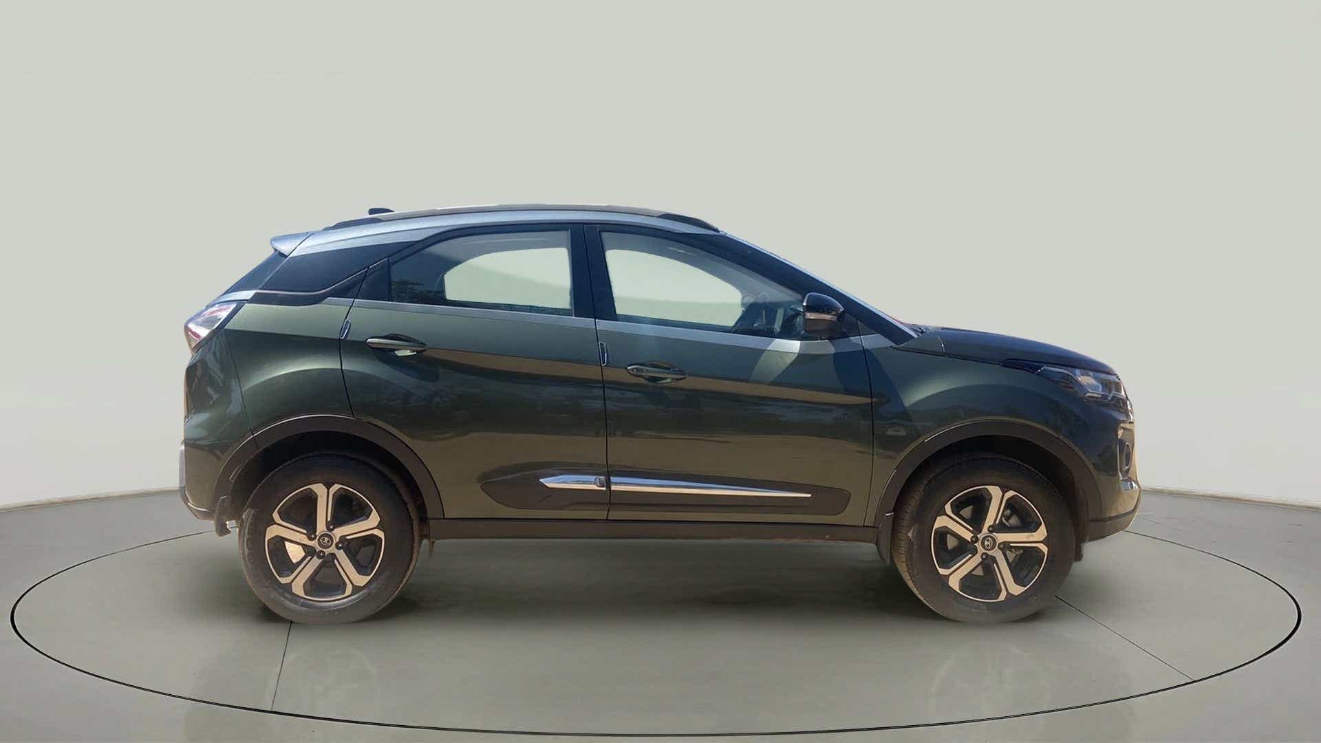 Side view of a Tata Nexon 2017-2023