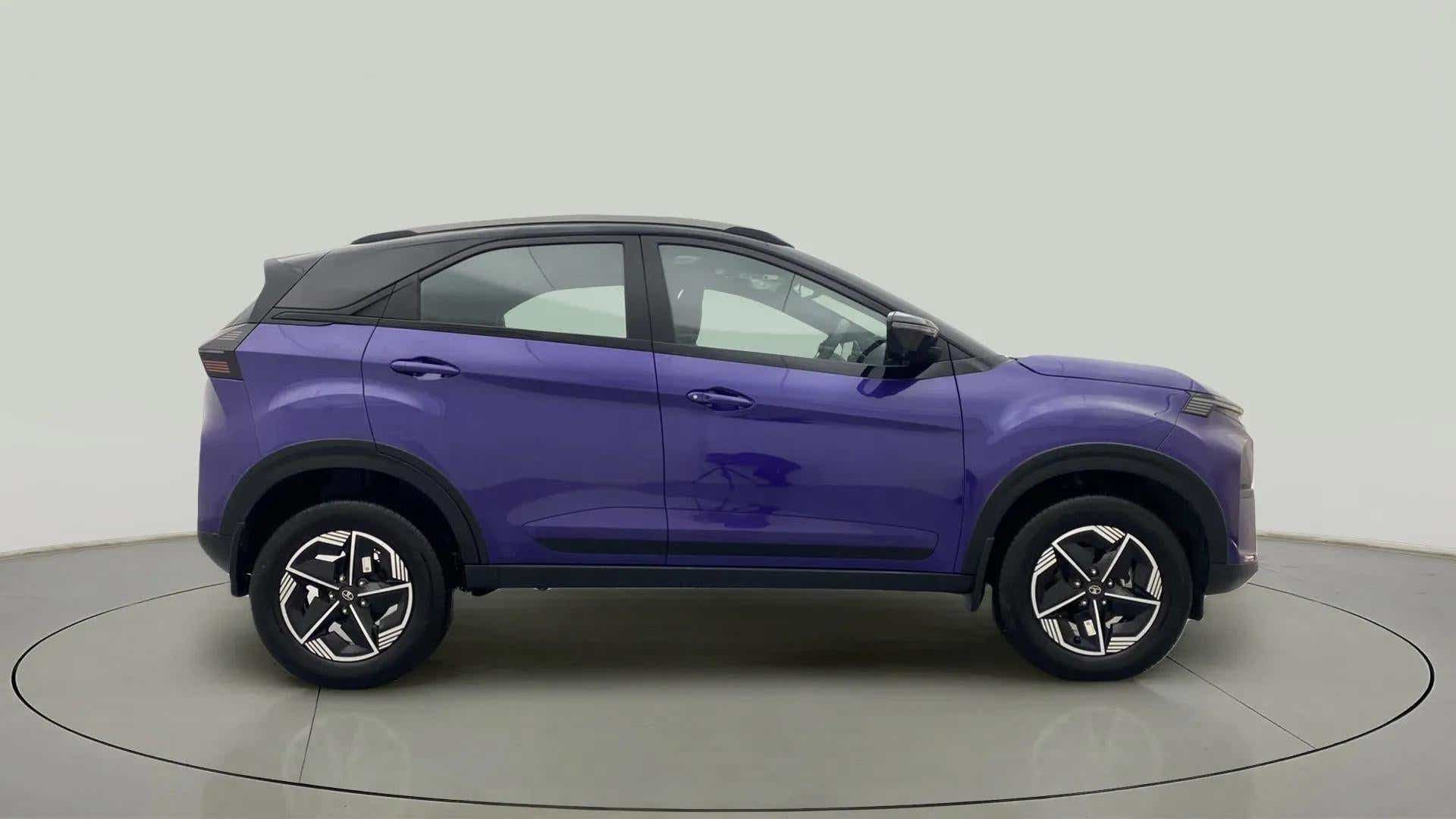 Side view of a Tata Nexon 2017-2023