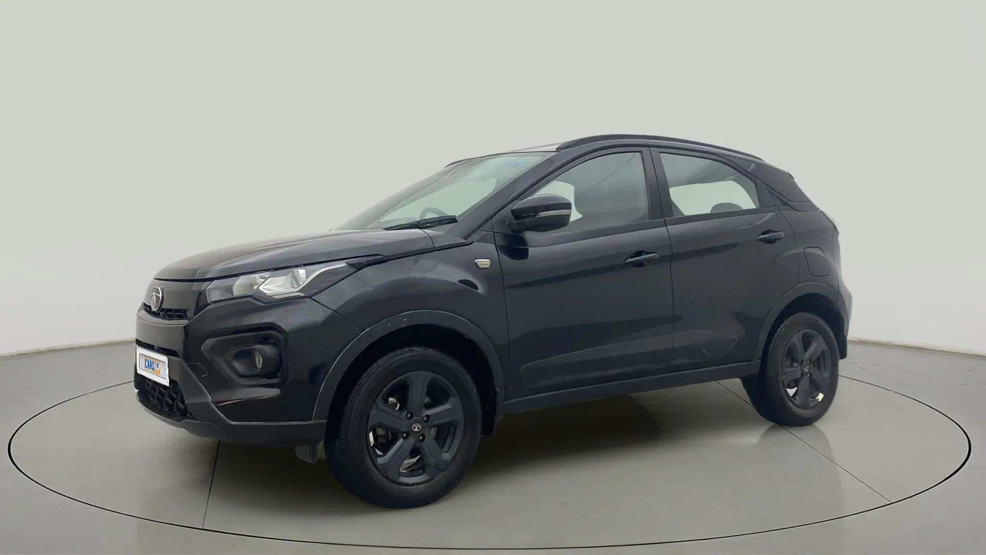 Front three-quarter of a Tata Nexon 2017-2023