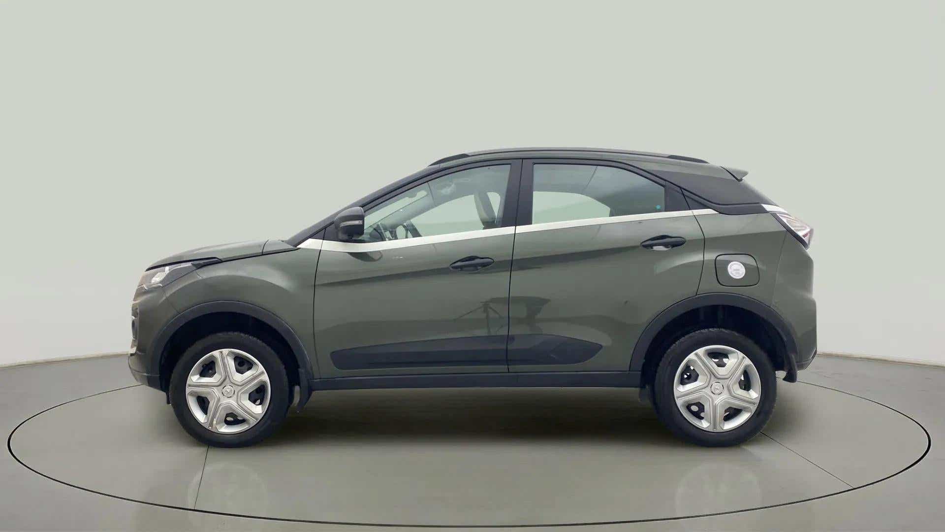 Side view of a Tata Nexon 2017-2023