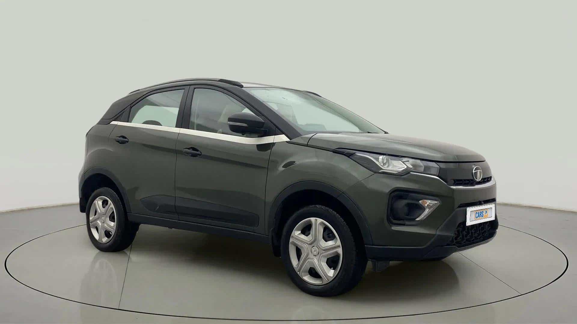 Front three-quarter view of a Tata Nexon 2017-2023