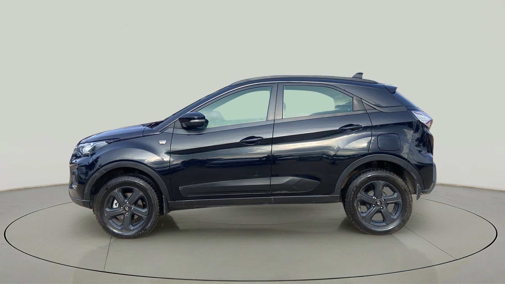 Side view of a Tata Nexon 2017-2023