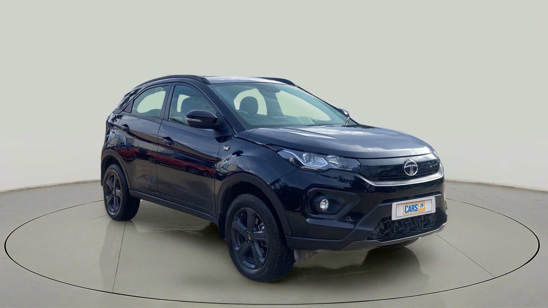 Front three-quarter of a Tata Nexon 2017-2023