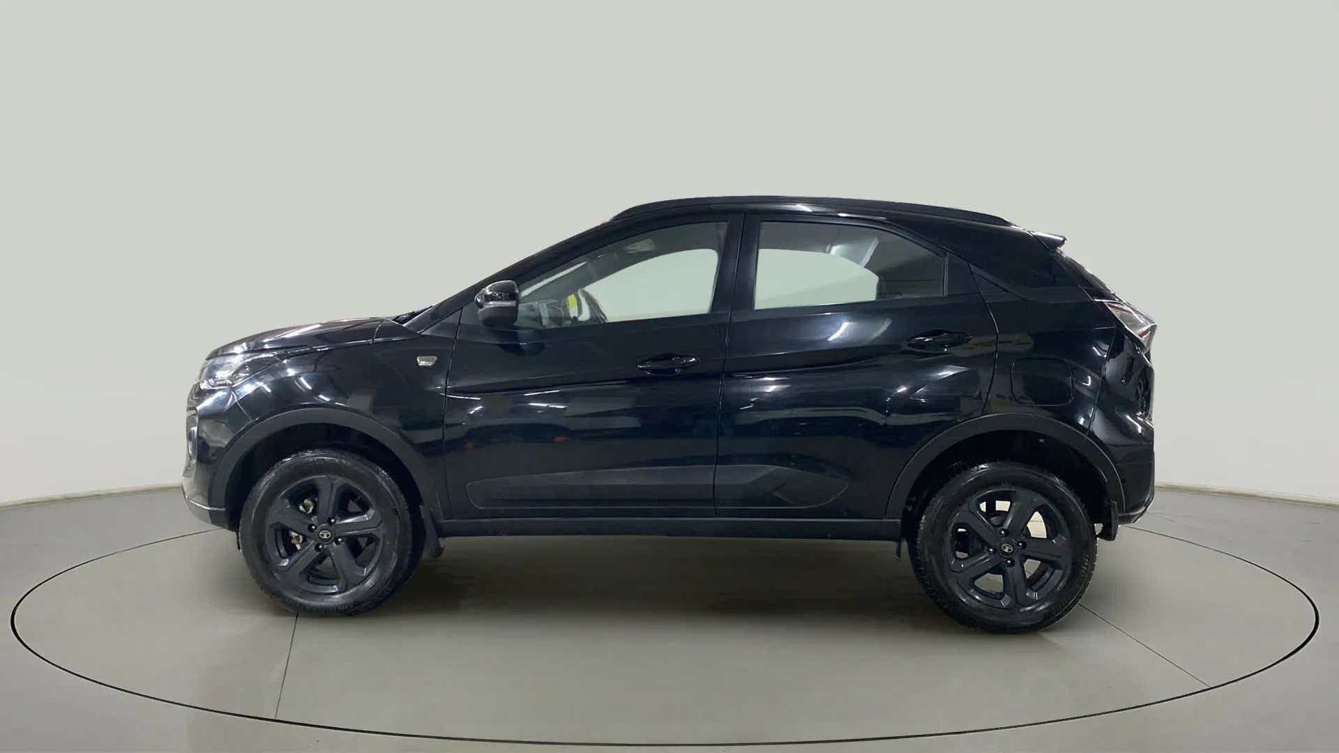 Side view of a Tata Nexon 2017-2023