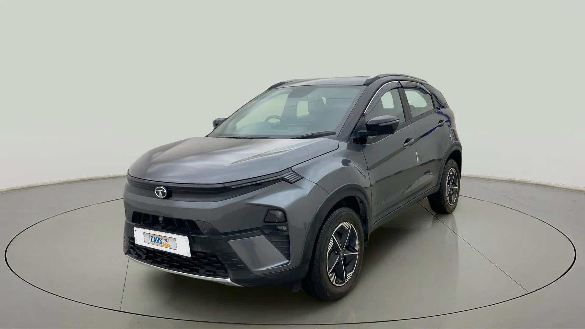 Front three-quarter view of a Tata Nexon 2017-2023