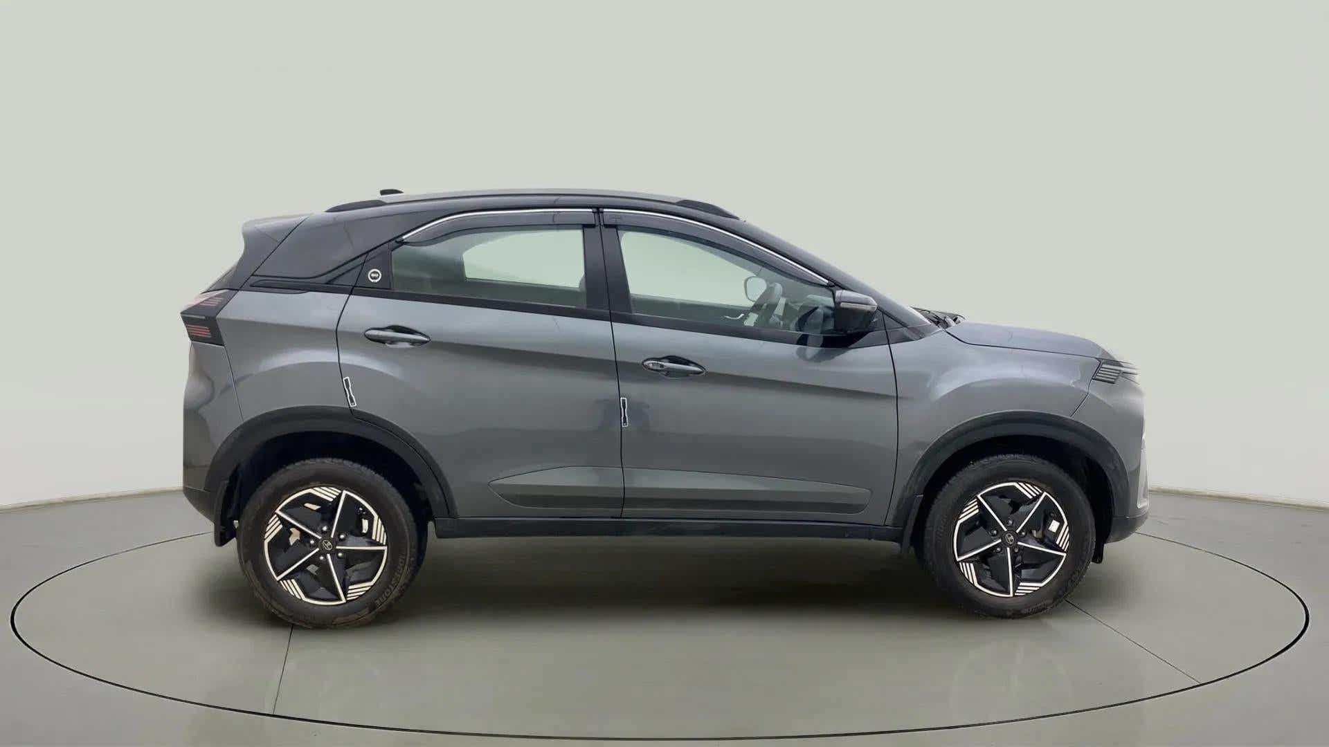 Side view of a Tata Nexon 2017-2023