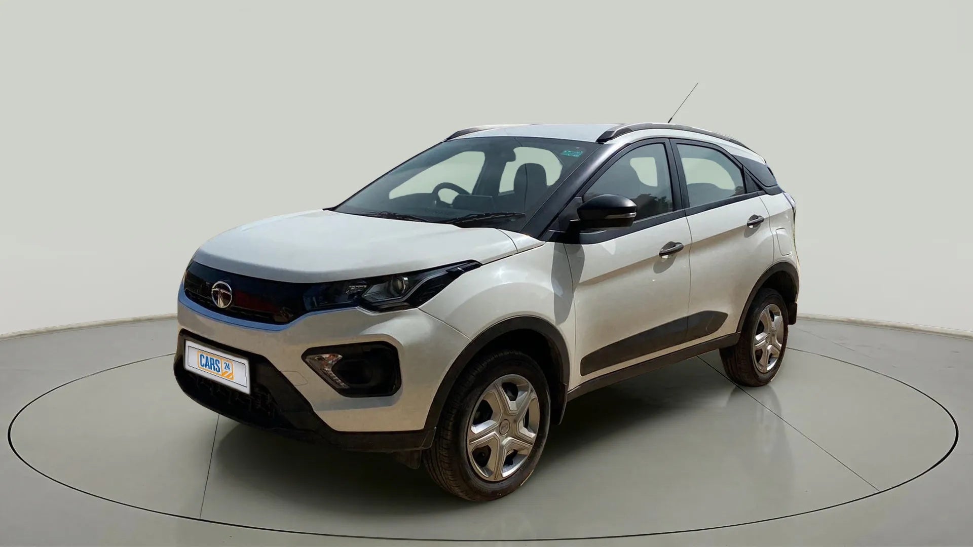 Front three-quarter view of a Tata Nexon 2017-2023