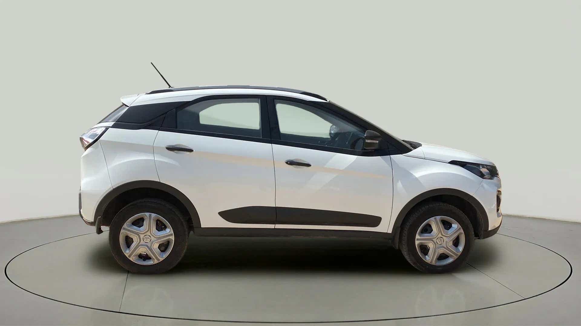 Side view of a Tata Nexon 2017-2023