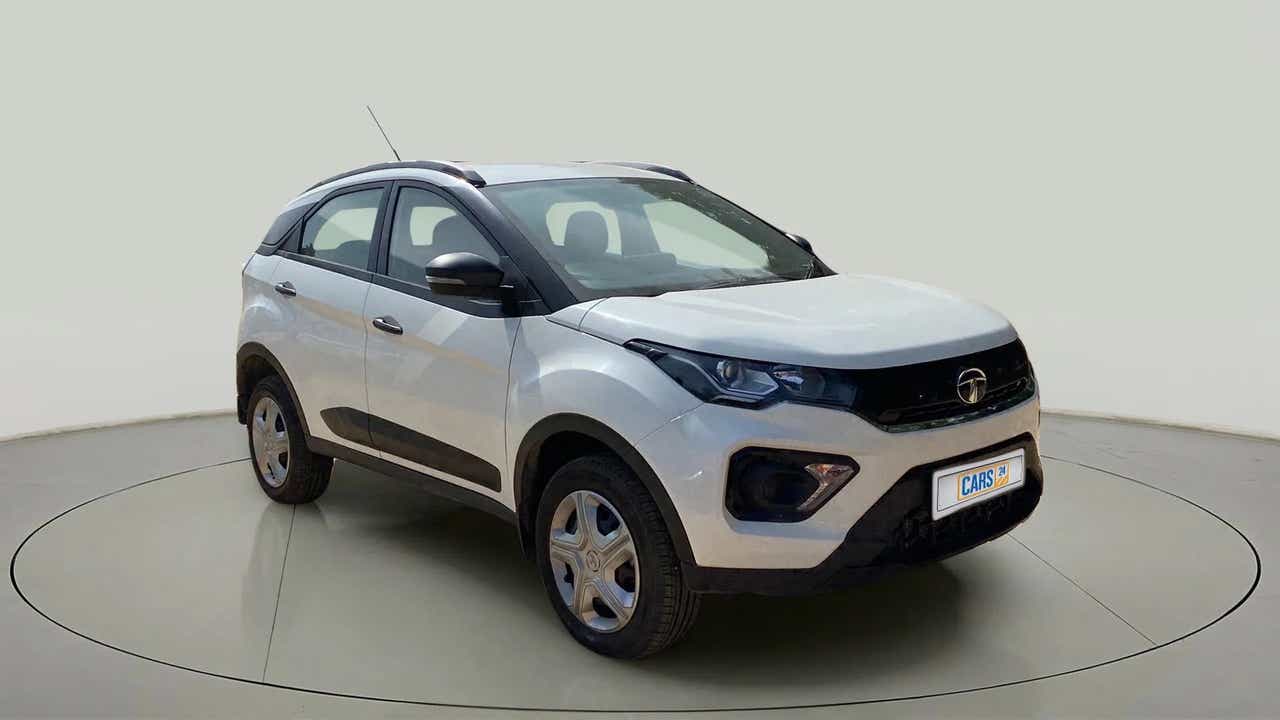 Front three-quarter of a Tata Nexon 2017-2023
