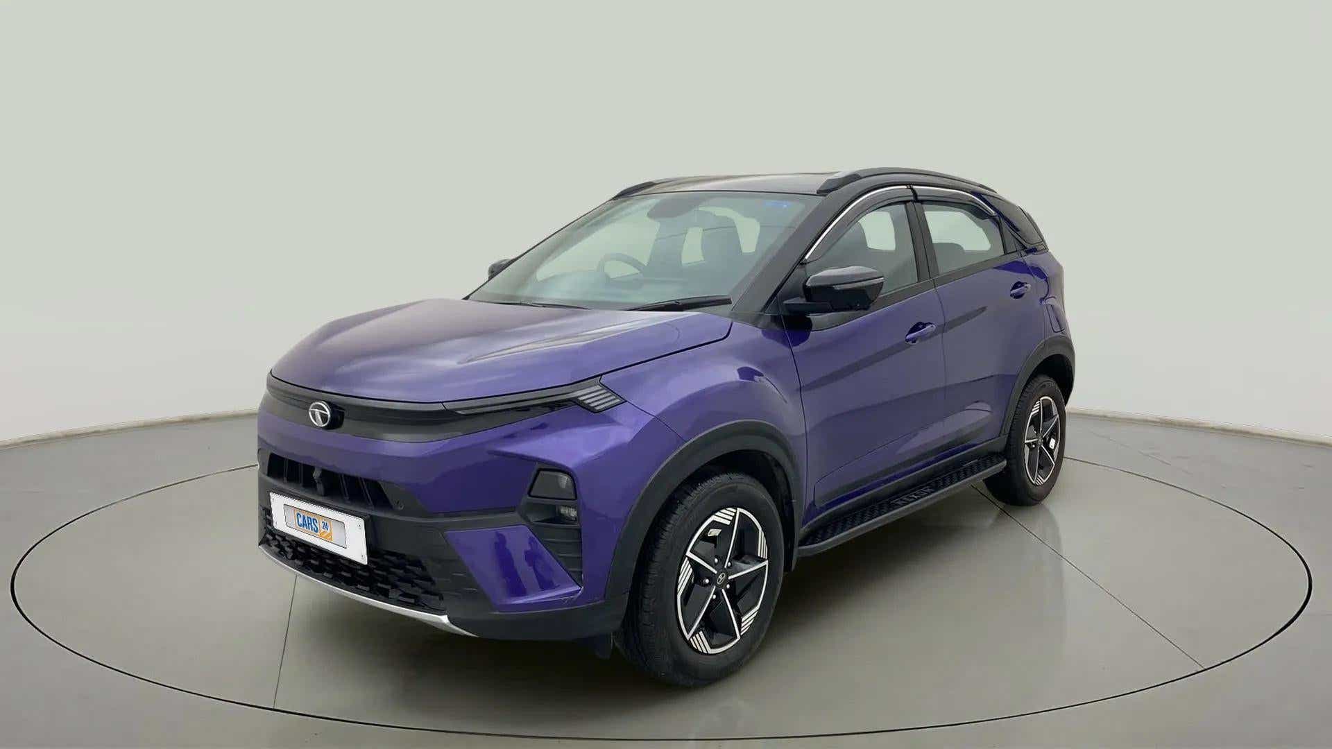 Front three-quarter view of a Tata Nexon 2017-2023