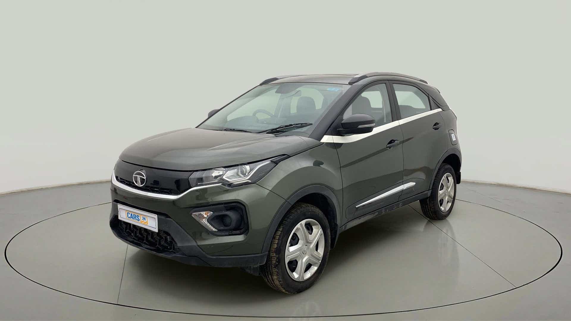 Front three-quarter view of a Tata Nexon 2017-2023