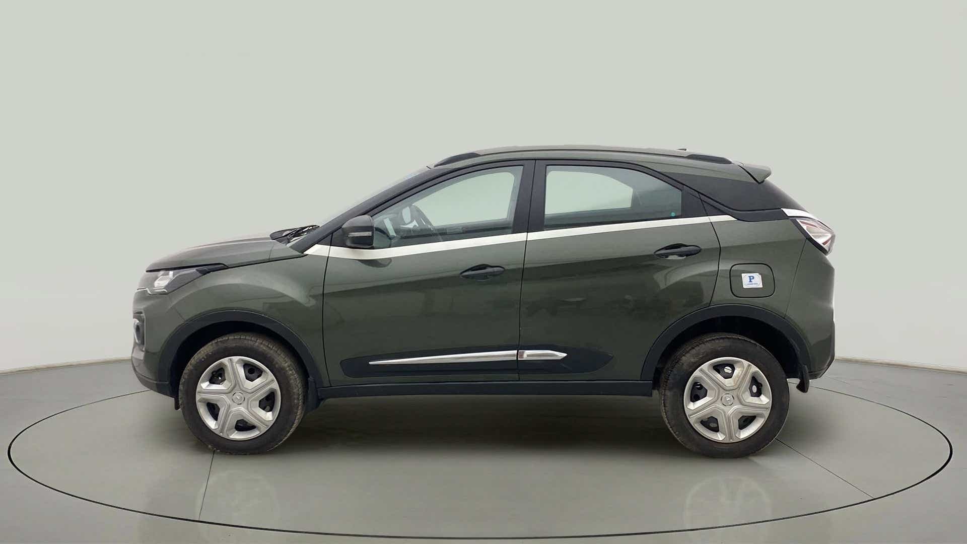 Side view of a Tata Nexon 2017-2023