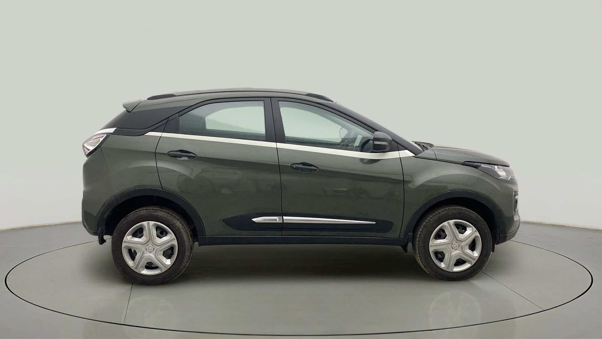 Side view of a Tata Nexon 2017-2023