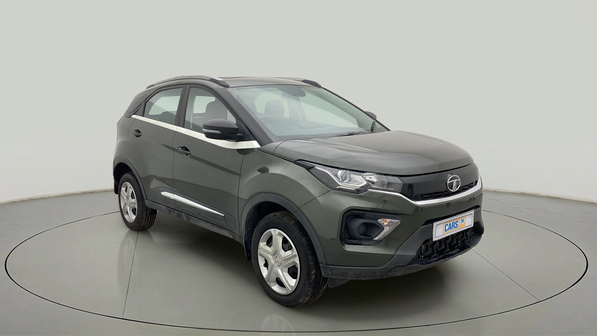 Front three-quarter view of a Tata Nexon 2017-2023
