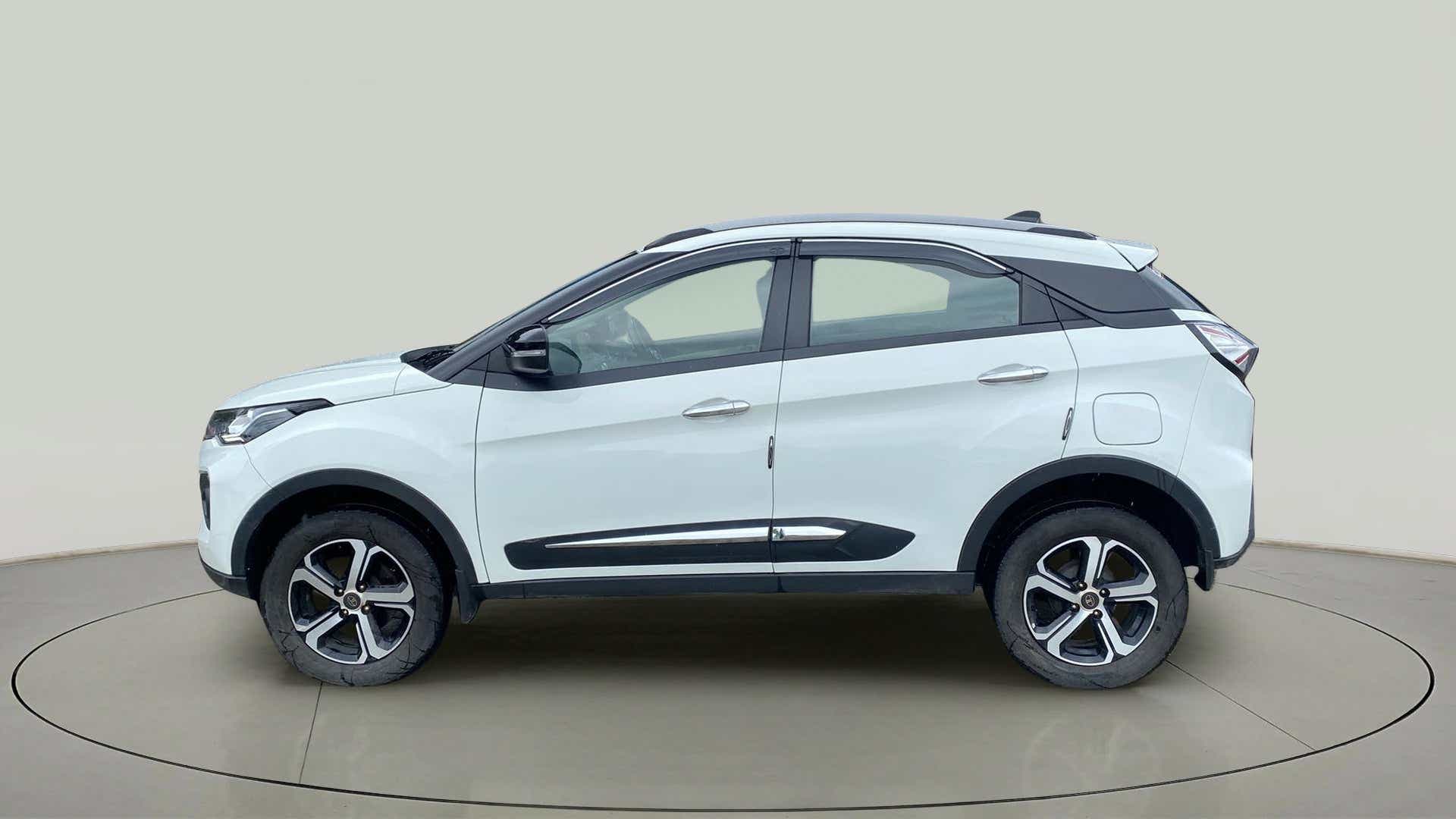 Side view of a Tata Nexon 2017-2023