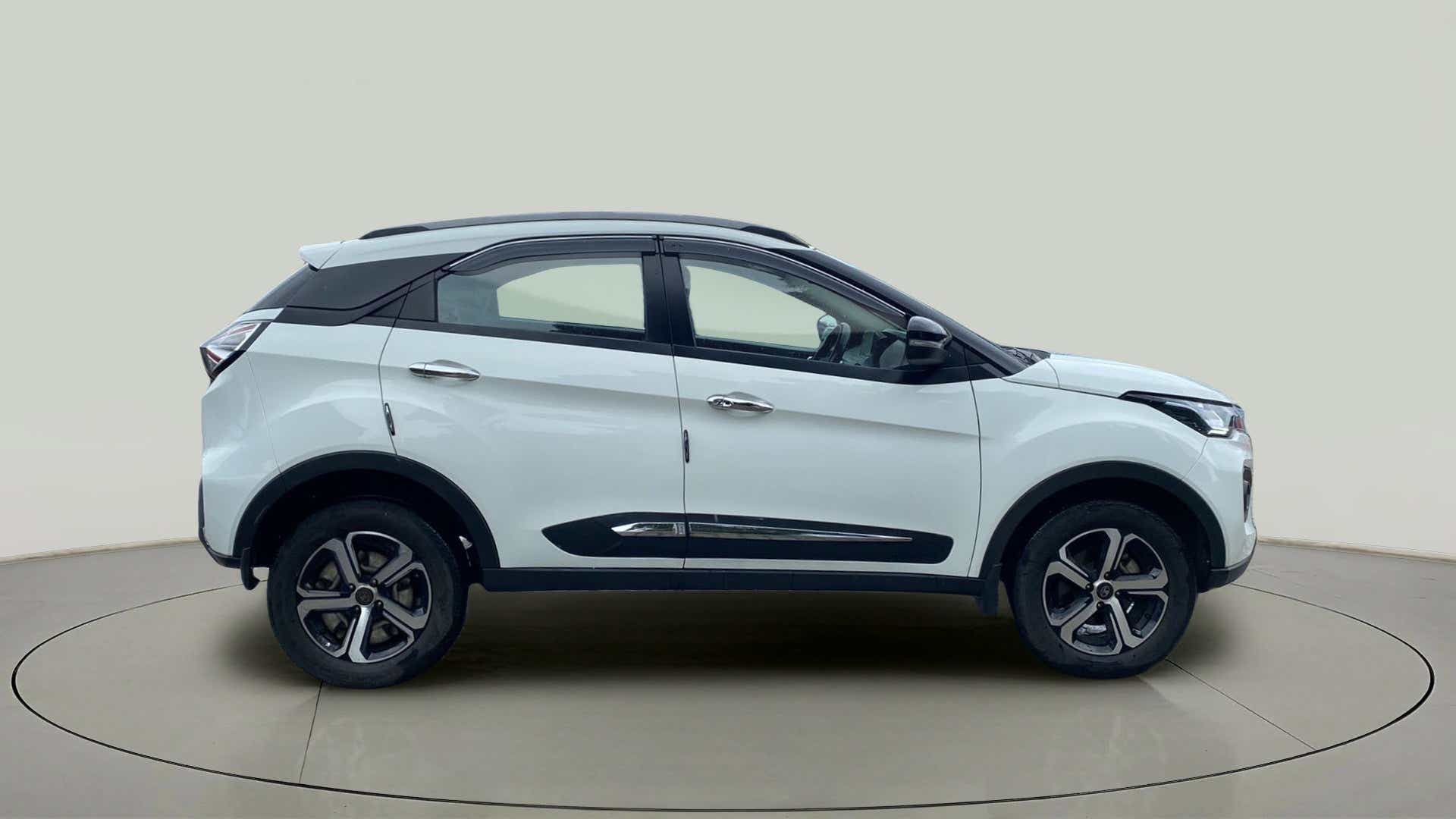 Side view of a Tata Nexon 2017-2023