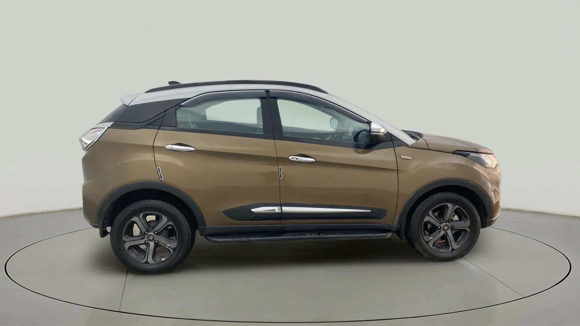 Side view of a Tata Nexon 2017-2023