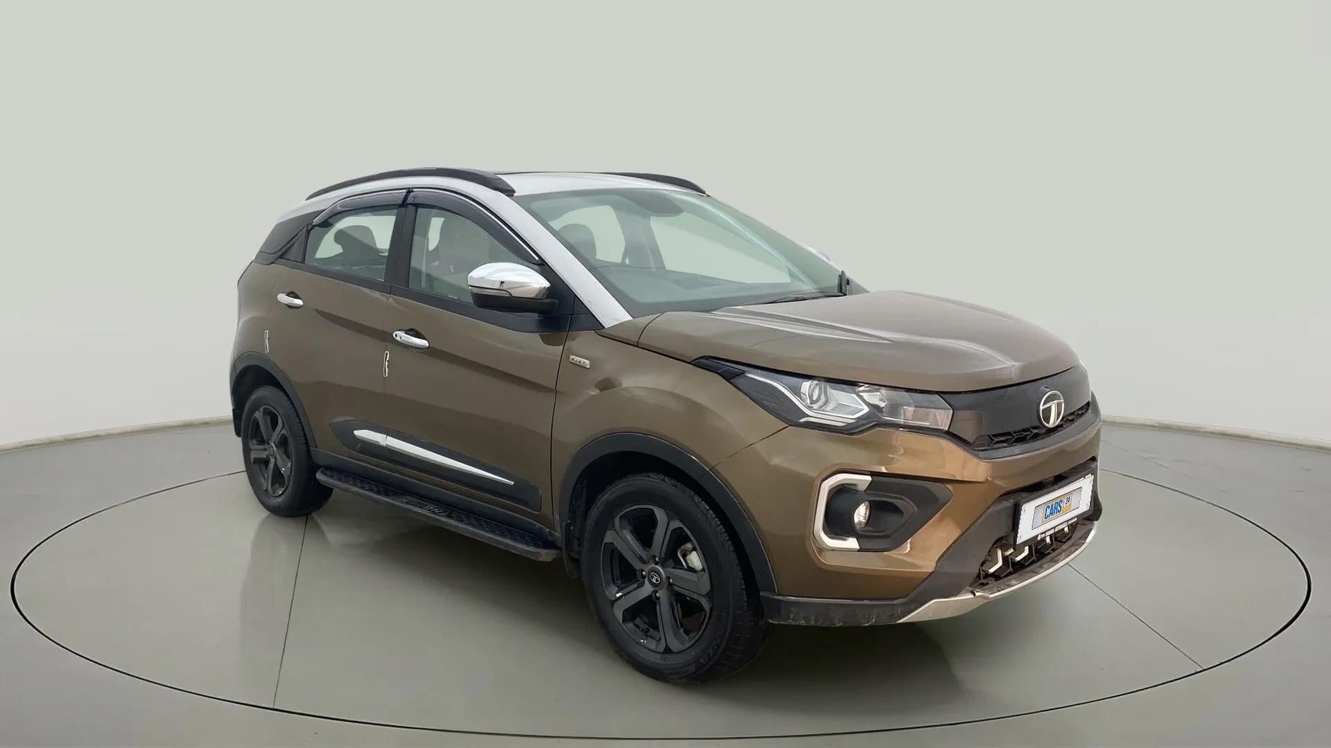 Front three-quarter view of a Tata Nexon 2017-2023.