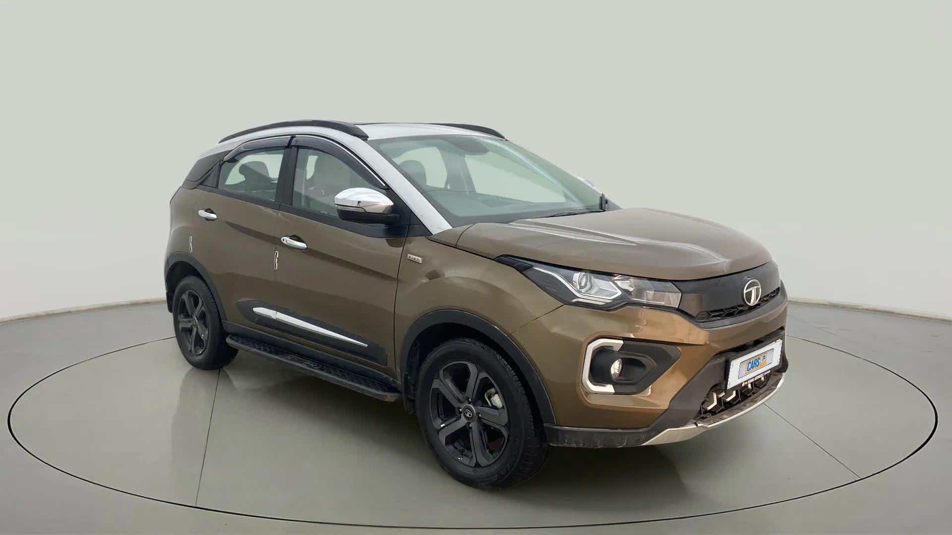 Front three-quarter view of a Tata Nexon 2017-2023.