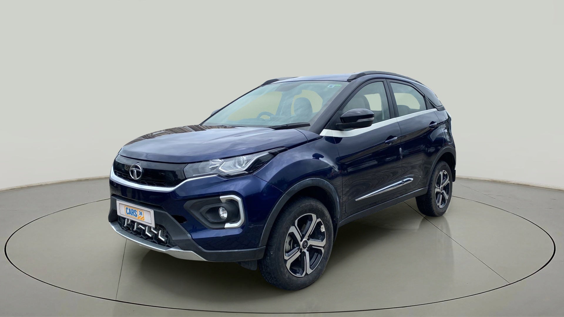Front three-quarter of a Tata Nexon 2017-2023