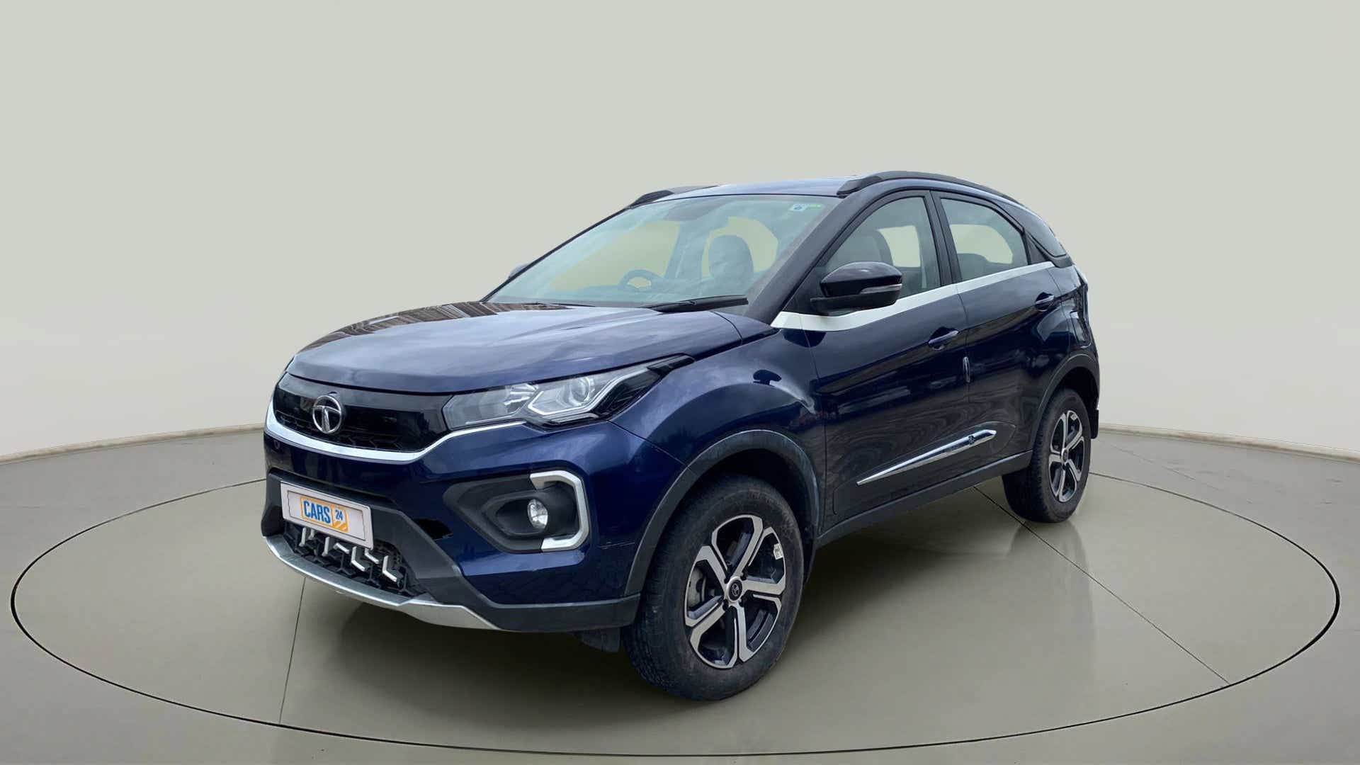 Front three-quarter of a Tata Nexon 2017-2023