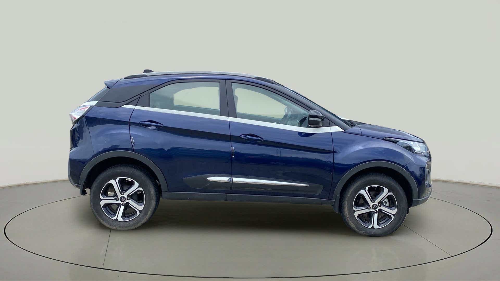 Side view of a Tata Nexon 2017-2023